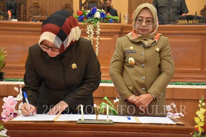 ketua DPRD Sulbar Hj.Amalia Fitri didampingi Wagub Sulbar Enny Anggareny saat menandatangani berita acara pengesahan 2 Ranperda di gedung DPRD Sulbar 