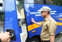 Bupati Habsi saat melihat kondisi Buss sekolah
