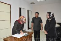 Ketua DPRD Sulbar saat menandatangni berita acara pengesahan Tatib DPRD Sulbar