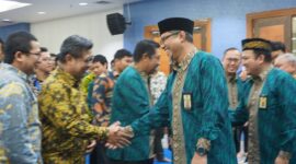 Kepala KPP Mamuju Hadinengrat Nusantoro MP berjabat tangan dengan seluruh pegawai usai menggelar Halal Bihalal