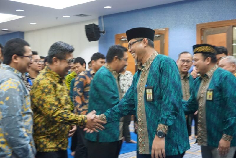 Kepala KPP Mamuju Hadinengrat Nusantoro MP berjabat tangan dengan seluruh pegawai usai menggelar Halal Bihalal