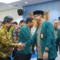 Kepala KPP Mamuju Hadinengrat Nusantoro MP berjabat tangan dengan seluruh pegawai usai menggelar Halal Bihalal