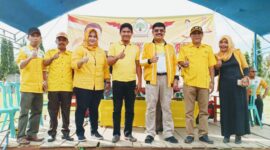 Sejumlah kader Golkar berfoto bersama PLT Ketua Golkar Sulbar Ibnu Munzir 