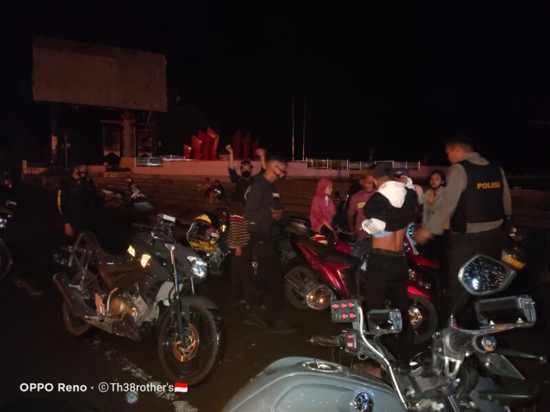 (tim patmor polresta Mamuju menghimabau pemuda yang masih berkeliaran pada jam malam)