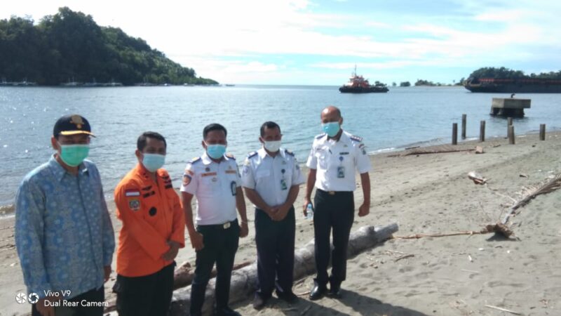 (kepala kantor SAR Mamuju, Saidar Rahmanjaya beserta dishub Sulbar berfoto saat memantau tempat perencanaan pembangunan dermaga)