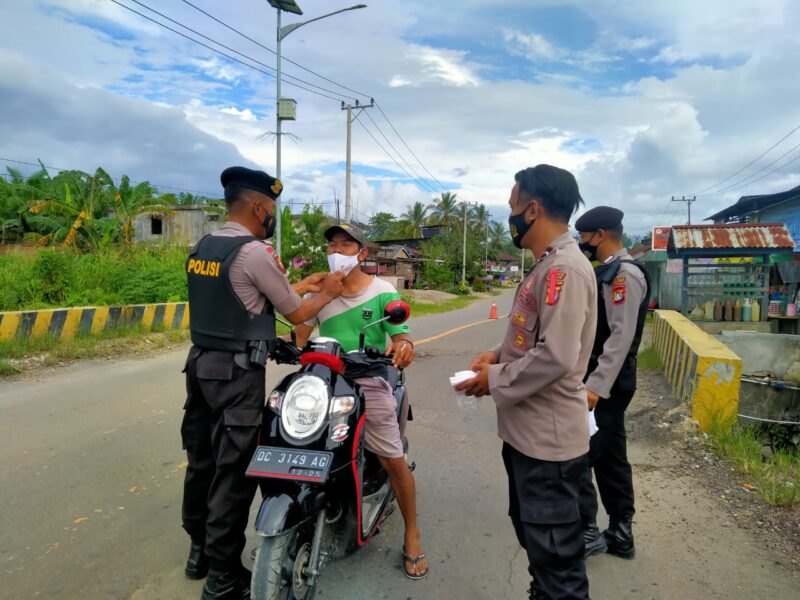 (Polres Mamuju Tengah Bagikan Masker Gratis Serta Himbau Warga Patuhi Protkes)