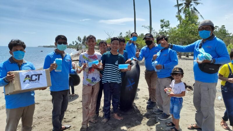 ( join Mamuju memberikan masker dan hand sanitizer ke pengunjung pantai lombang-lombang )