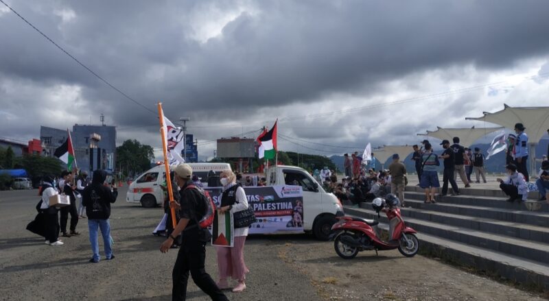 ( Aliansi Sulbar Peduli Palestina Menyampaikan Orasi Secara bergiliran di pantai manakarra)