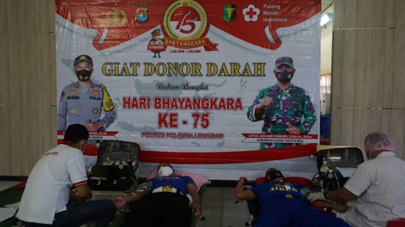 (personel polres Polman saat donor darah dalam rangka menyambut HUT Bhayangkara 75)