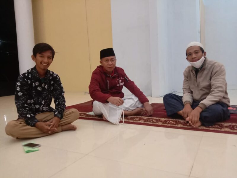 (pembina Iksan sulbar, Lathief Syukril (kiri) bersama H.Agus Ambo Djiwa (tengah) saat berbincang perihal santri Pasangkayu ) 