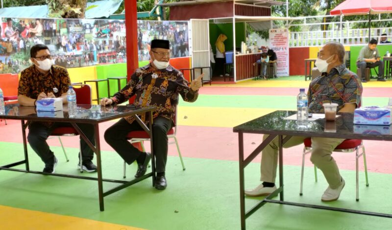 (Rektor UNM, prof Husain Syam saat menemui Bupati Polman, Ibrahim Masdar)