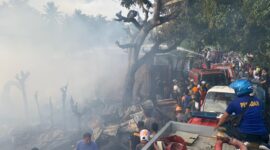 (damkar dan warga memadamkan api yang menghanguskan tiga rumah, foto : dok.polres Majene)