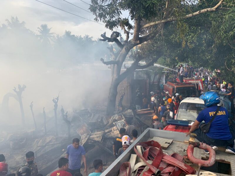 (damkar dan warga memadamkan api yang menghanguskan tiga rumah, foto : dok.polres Majene)