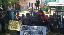 (gerakan masyarakat desa gelar aksi protes hasil Cakades Depan kantor DPMD Mamuju)