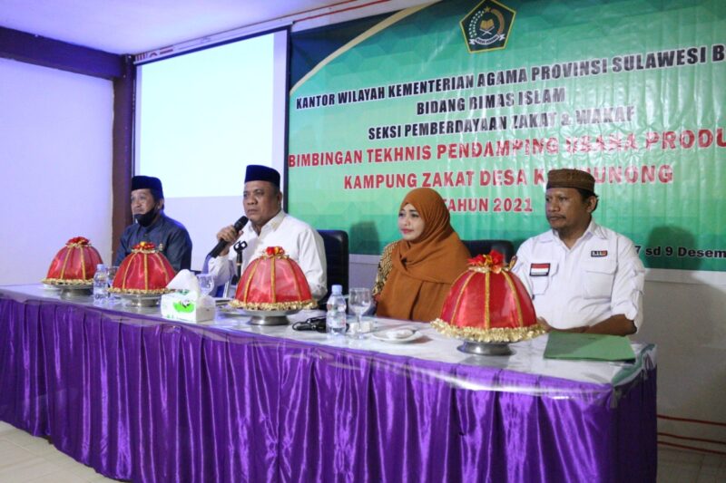(Kakanwil Kemenag Sulbar H. M. Muflih B. Fattah saat memberikan arahan pada “Bimtek Pendamping Usaha Produktif Kampung Zakat Desa Kambunong”)