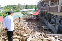 (Kepala Kantor Wilayah Kementerian Agama sulbar,Muflih B. Fattah tinjau pembangunan gedung RKB MTSN1 Mamuju,foto; humas)