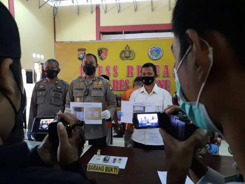 (press release penangkapan dua pelaku penyalahgunaan narkoba yang libatkan oknum ASN, foto: hms)