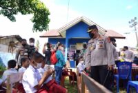 (Kapolda Sulbar, Irjen Pol Eko Budi Sampurno bersama siswa SD Inpres Salulayang, foto: hms)