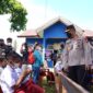 (Kapolda Sulbar, Irjen Pol Eko Budi Sampurno bersama siswa SD Inpres Salulayang, foto: hms)