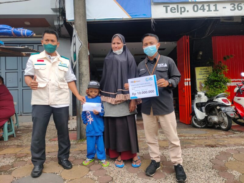 (tim peka peduli dan dan YBM PLN UIW Sulselrabar serahkan bantuan kepada habib, bocah yang derita kanker mata, foto: moci)