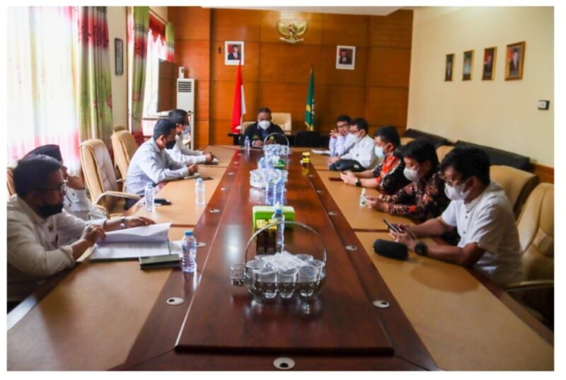 (kakanwil Kemenag Sulbar saat rapat bersama jajaran, foto: hms)