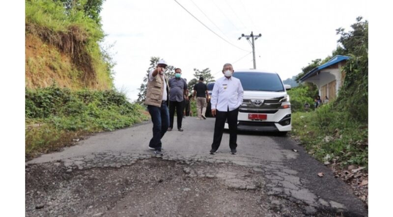(Gubernur Sulbar Ali Baal Masdar memantau proyek pembangunan Infrastruktur Jalan Lampa - Keppe, foto: hms)