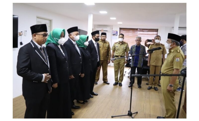 (Gubernur Sulbar Ali Baal Masdar melantik dan mengambil sumpah Pimpinan Badan Amil Zakat Nasional (Baznas) Sulbar periode 2022-2027, foto: hms)