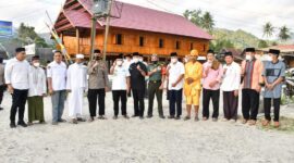 (Gubernur Sulbar Ali baal masdar gelar pertemuan dengan pemangku adat mambi, foto: hms)
