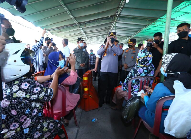 (Kapolri Jenderal Listyo Sigit Prabowo melakukan peninjauan stok dan kestabilan harga minyak goreng, foto: hms)