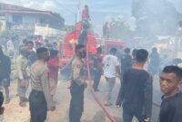 (polisi dibantu warga padamkan api kebakaran rumah dan gudang,foto: hms)
