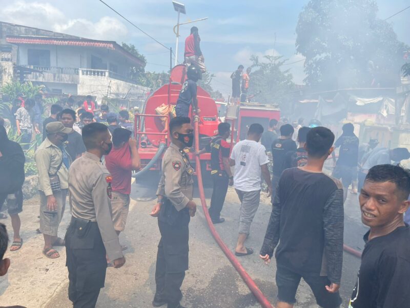 (polisi dibantu warga padamkan api kebakaran rumah dan gudang,foto: hms)