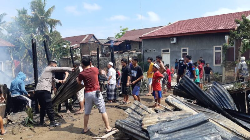 (warga membantu pemadaman api, foto: hms)