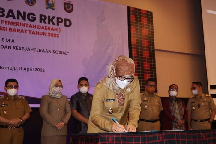 (bupati Pasangkayu hadiri Musrenbang RKPD 2023 di Mamuju, foto: hms)