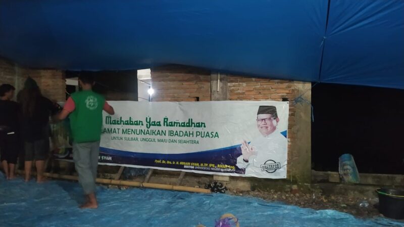 (tim bersih-besih masjid PHS bersama emak-emak aksi bersih di masjid Babussalam toabo, foto: dk)