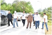 (Gubernur Sulbar Ali baal masdar meninjau dua proyek pembangunan infrastruktur jalan pelabuhan, foto: hms)