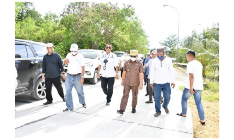 (Gubernur Sulbar Ali baal masdar meninjau dua proyek pembangunan infrastruktur jalan pelabuhan, foto: hms)
