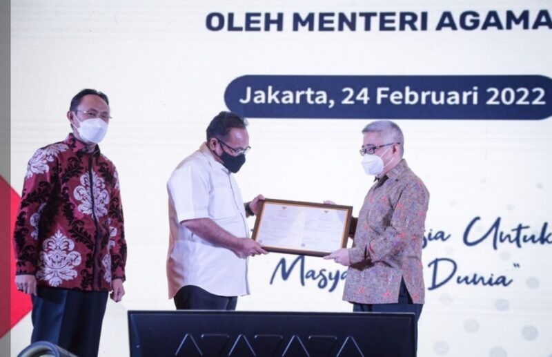 (Menag serahkan vaksinasi halal merah putih, foto : hms)