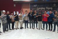 (ketua ASLI terpilih( 6 dari kiri) berfoto bersama kerukunan Sasak Lombok Sulbar, foto: lalu)