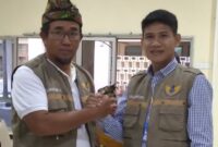 (ketua ASLI terpilih (kiri) berfoto bersama ketua FKP2M-lombok sulbar, foto: lalu)