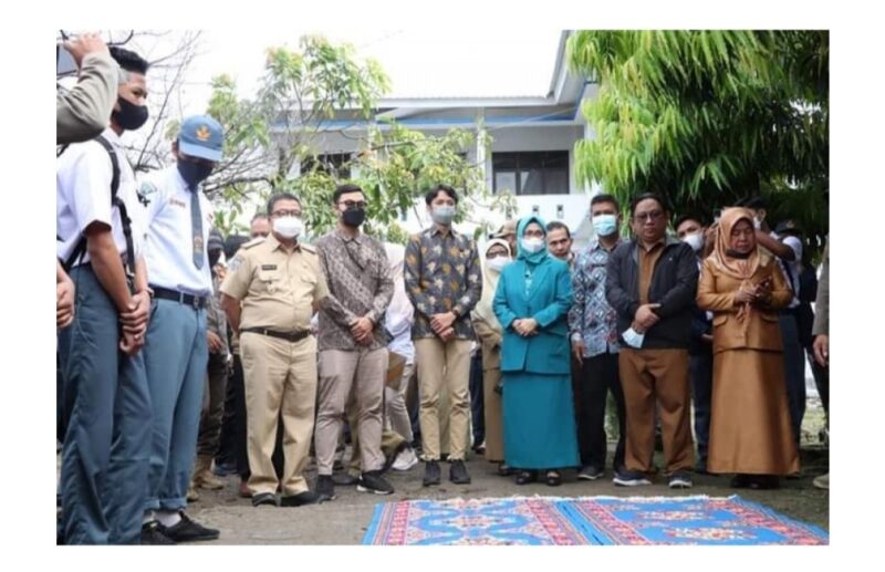 (sekprov, ketua TP PKK Sulbar, Kadinkes Sulbar hadiri agenda minum tablet tambah darah di SMAN1 Mamuju, foto: hms)
