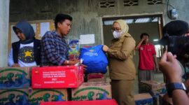 (Bupati Mamuju, Siti Sutinah Suhardi Salurkan Bantuan untuk Korban Banjir, foto: hms)
