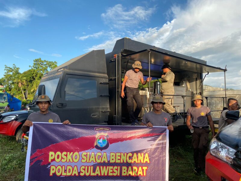 (Polda Sulbar dirikan posko bencana dan dapur lapangan pasca gempa magnitudo 5,8 guncang Mamuju, foto: hms)