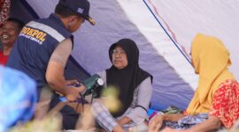 (Polda Sulbar kerahkan tim Dokkes untuk melakukan pemeriksaan kesehatan di posko-posko pengungsian, foto: hms)