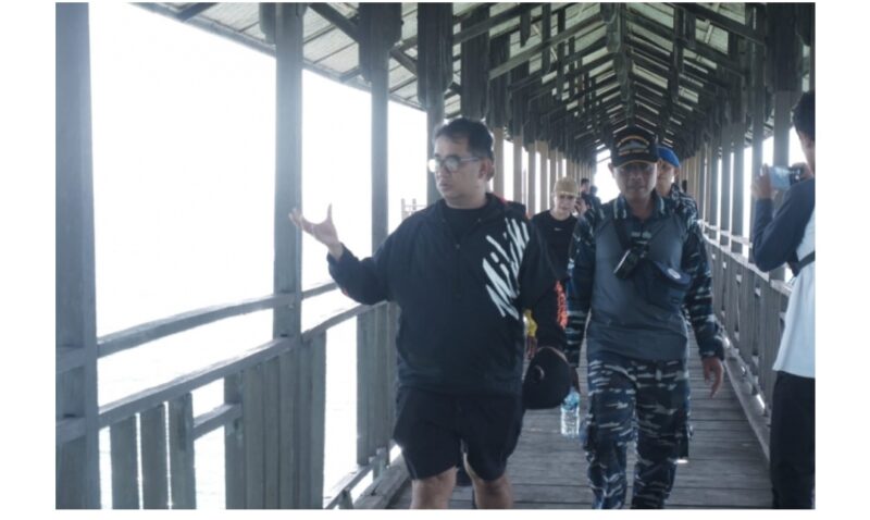(PJ Gubernur Sulbar, Akmal Malik saat mengunjungi destinasi wisata pulau karampuang, foto : hms)