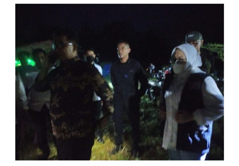 (PJ gubernur Sulbar, Akmal Malik didampingi Bupati dan wakil bupati Mamuju meninjau posko pengungsian, foto: Hms)