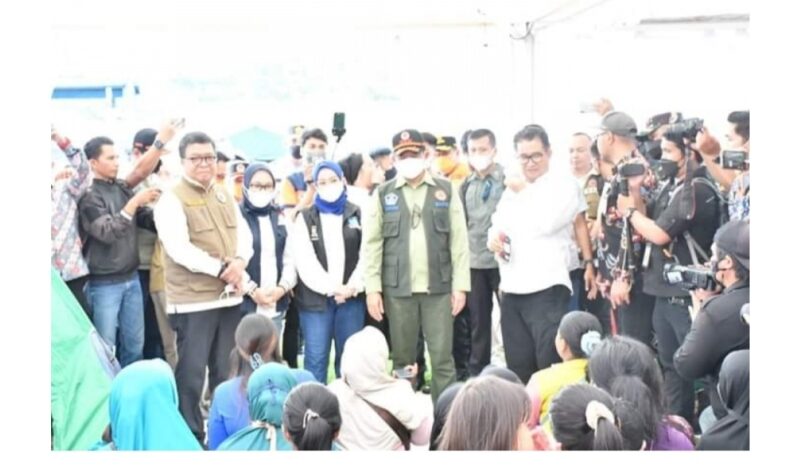 (kepala BNPB didampingi PJ gubernur Sulbar dan bupati Mamuju meninjau posko pengungsian, foto: hms)