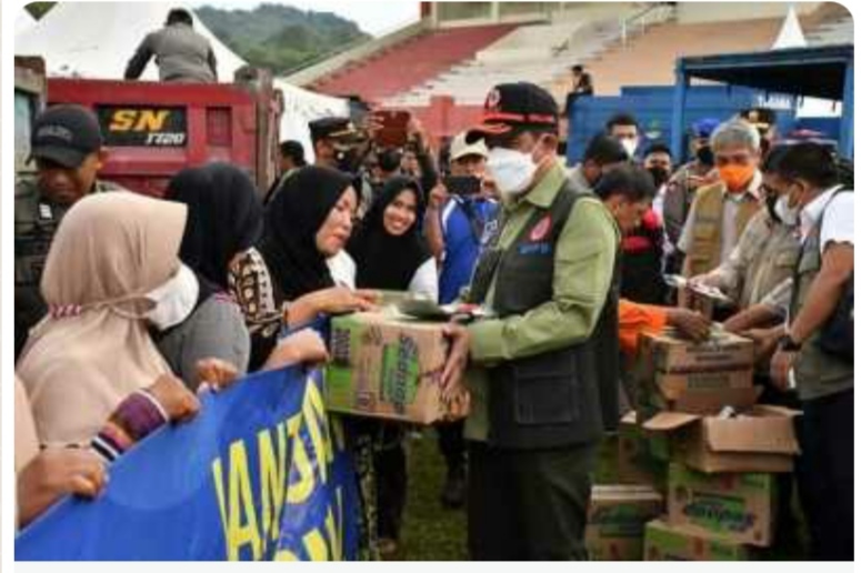 (Kepala BNPB Letjen TNI Suharyanto tinjau dan salurkan bantuan ke warga di Posko pengungsian, foto: hms)
