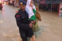 (personil dari Satuan Sabhara dan Brimob Polda Sulbar melakukan evakuasi warga terdampak banjir, foto: hms)