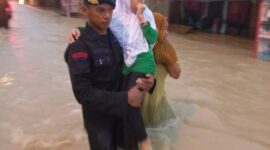 (personil dari Satuan Sabhara dan Brimob Polda Sulbar melakukan evakuasi warga terdampak banjir, foto: hms)
