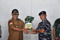 (PJ gubernur Sulbar, Akmal Malik menerima secara simbolis bantuan dari TNI AL untuk korban gempa 5,8 Mamuju, foto: hms)